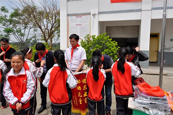 麦克威 关爱贫苦小学生