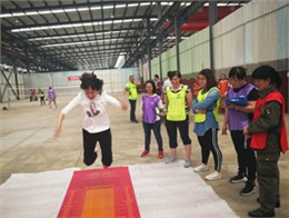 女子组立定跳远比赛