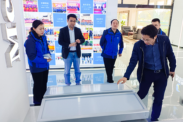 恒大新能源汽车参观麦克威三角型电动排烟天窗