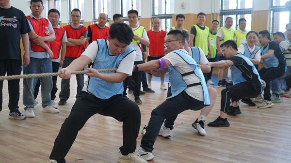 2025麦克威春季运动会拔河比赛