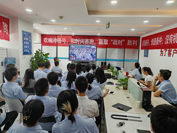 麦克威组织观看80周年阅兵