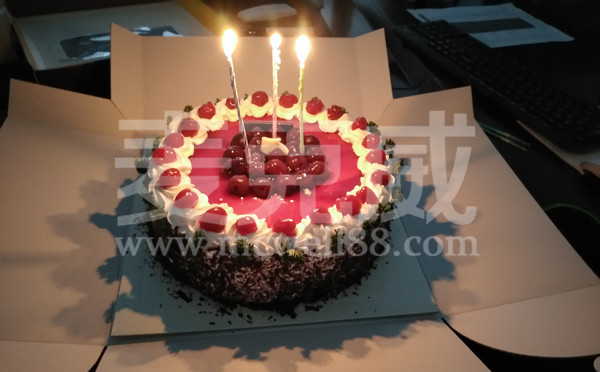 麦克威通风为员工举办生日派对