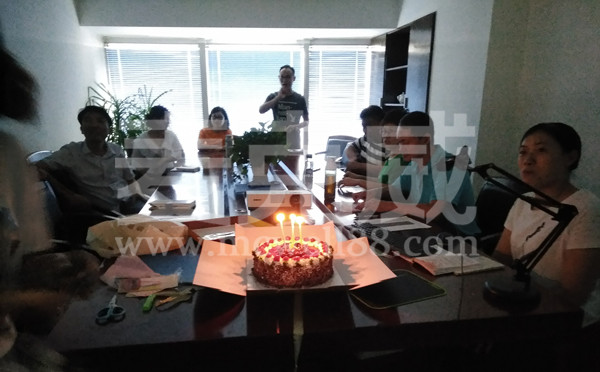 麦克威通风为员工举办生日派对2
