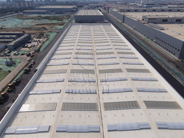 圆拱型固定天窗与三角型排烟天窗组合使用